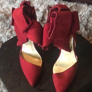 Aminah Abdul Jillil Red Suede Bow Pump 👠